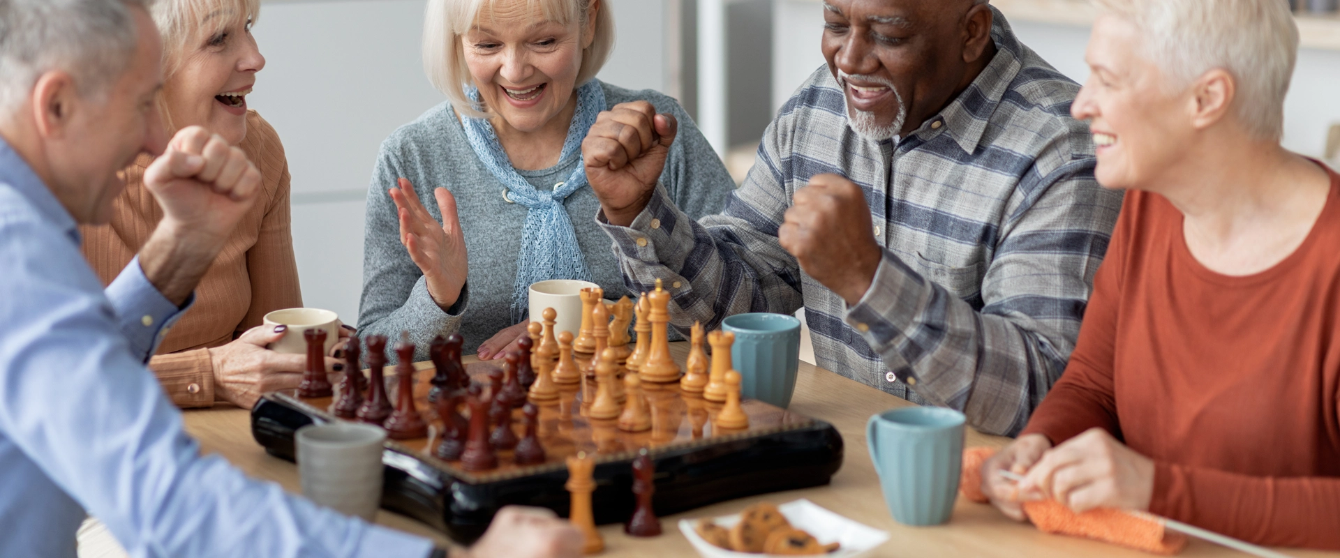 Les maisons de retraite : un cadre de vie adapté aux seniors
Les maisons de retraite, également appelées EHPAD (Établissements d’Hébergement pour Personnes Âgées Dépendantes), sont des structures spécialisées qui accueillent les personnes âgées ne pouvant plus vivre seules à domicile. Elles offrent un environnement sécurisé, un suivi médical régulier ainsi qu’un accompagnement personnalisé au quotidien. L’admission en maison de retraite constitue une étape importante dans la vie d’un senior et de sa famille. Elle intervient généralement lorsque la perte d’autonomie devient trop importante pour être gérée à domicile, et nécessite une démarche anticipée incluant le choix de l’établissement, la constitution d’un dossier et, dans certains cas, l’obtention d’aides financières telles que l’APA (Allocation Personnalisée d’Autonomie)

Bien choisir sa maison de retraite, c’est garantir à ses proches un cadre de vie digne, bienveillant et adapté à leurs besoins.